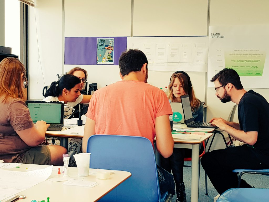 EduGameJamIDF's tweet photo. Ça conçoit, ça réfléchit, ça ajuste, ça teste ! Les cerveaux chauffent à l'#EduGameJamIDF 🏋️‍♀️🏋️‍♂️ #DerniereLigneDroite https://t.co/gPeyx6o4QR