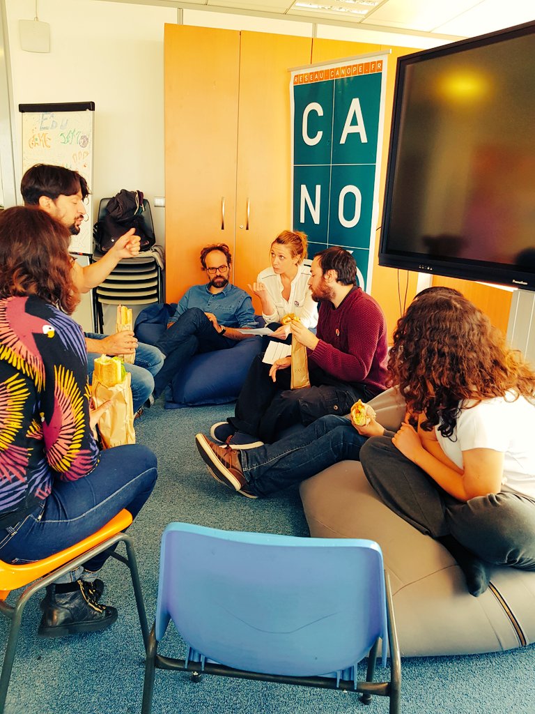 EduGameJamIDF's tweet photo. Ça conçoit, ça réfléchit, ça ajuste, ça teste ! Les cerveaux chauffent à l'#EduGameJamIDF 🏋️‍♀️🏋️‍♂️ #DerniereLigneDroite https://t.co/gPeyx6o4QR