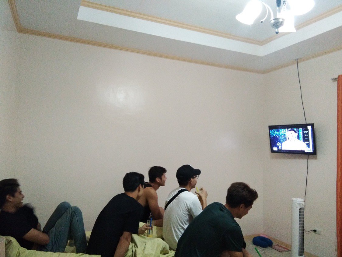 BoybandPH's tweet photo. Who's watching like us? 🙌 #WansaOFISHiallyYours https://t.co/KzmMUBaeSg