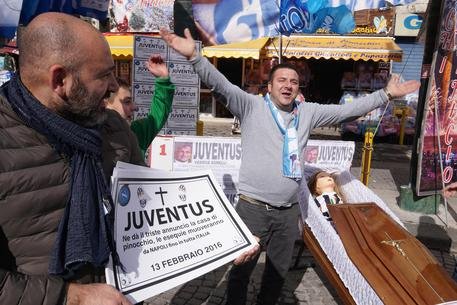 TifosiBN's tweet photo. 🇮🇹 Il Napoli contro i post di @douglascosta: «#Indignati». L'#SSC Napoli ha dimenticato le loro #macabreesultanze contro la #Juventus e #Higuain. Non sapete né vincere né perdere. #IPOCRITI! ➡️ https://t.co/N5QE0Y1arY
#JUVENTUSCAMPIONEDITALIA #SCUDETTO36 #NapoletaniIpocriti https://t.co/tZD2esQDga
