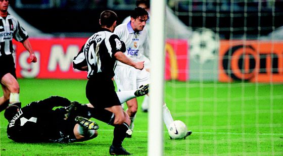 GarciaHoyas's tweet photo. 20 años de #LaSéptima ... se habla mucho de la Décima, pero esta fue especial, gracias #Pedja . Inolvidable 20 de mayo de 1998, viendo el partido en casa de mi sister @LauraCasla ,... cuando le gustaba el fútbol 😜. Cómo disfrutamos y celebramos!! https://t.co/TutAeYlQyq