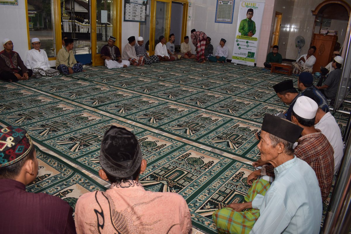 guskhozin's tweet photo. Alhamdulillah, agenda #SafariRamadhan berjalan lancar. Tahlil, Kajian Ramadhan, diakhiri Buka Bersama bareng pengurus takmir, asatidz, dan masyarakat sekitar, di Desa Ajung, Kec. Ajung, Kab. Jember, Minggu (20/05/2018). https://t.co/gvFk8E6w2f