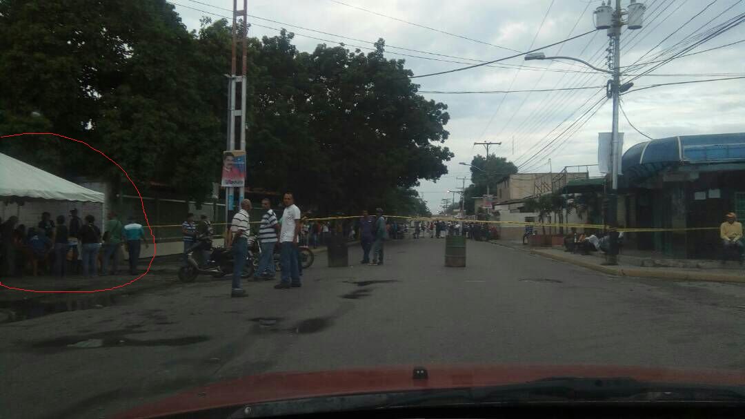 rosseblanco77's tweet photo. En el colegio Machado Cisnero en el municipio #Guacara el punto rojo no cumple con los metros requeridos. Ademas de escanear los carnet para regalar bonos por el voto. #DenunciasElectorales https://t.co/eoARyJG9kr