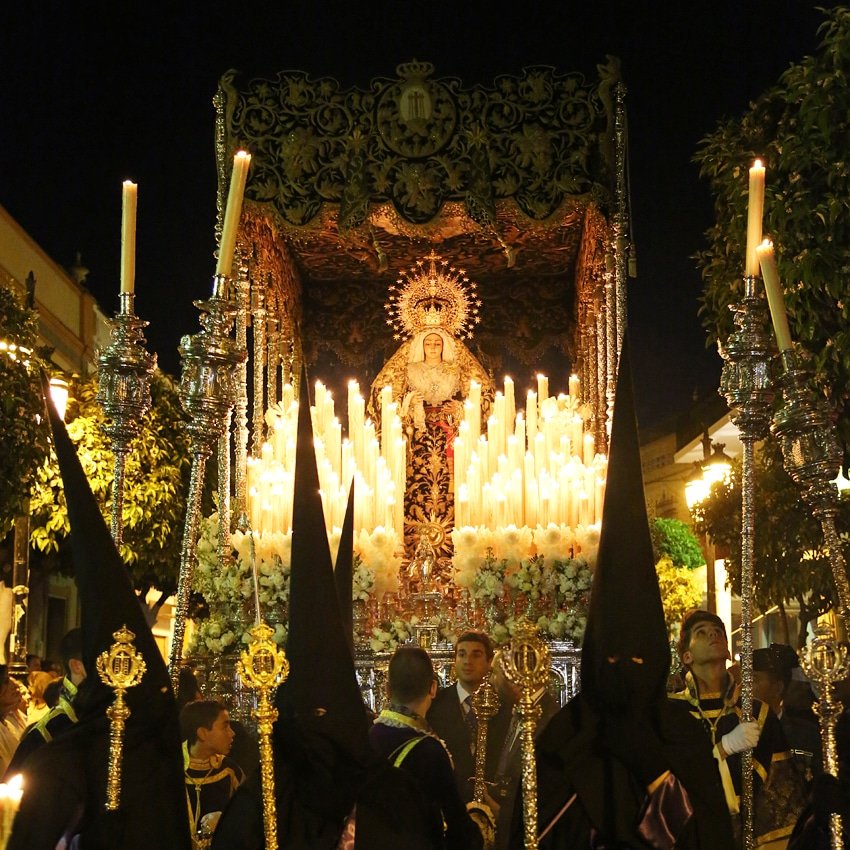 MES DE MAYO, MES DE MARÍA.
FLORES PARA LA VIRGEN.

Día 20: Que no nos engañemos a nosotros mismos.

Venid y vamos todos 
con flores a porfía 
con flores a María 
que Madre nuestra es.

#SoledadAlcaládelRío 
#StabatMaterDolorosa