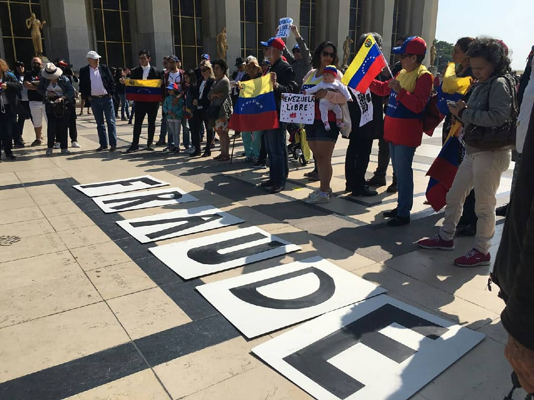 FrenteIntlVzla's tweet photo. Desde #Francia los venezolanos alzan su voz unidos contra el fraude de Nicolás Maduro. #ProtestaContraElFraude https://t.co/Ka8AiKd5sh