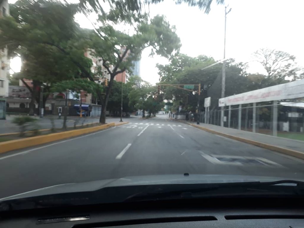 ElNacionalWeb's tweet photo. Así se encuentran las calles de #Caracas mientras se llevan a cabo las “elecciones” presidenciales pautadas para hoy #20May.
#FraudeElectoral #SimuclaroElectoral https://t.co/2rKjIGMr2F
