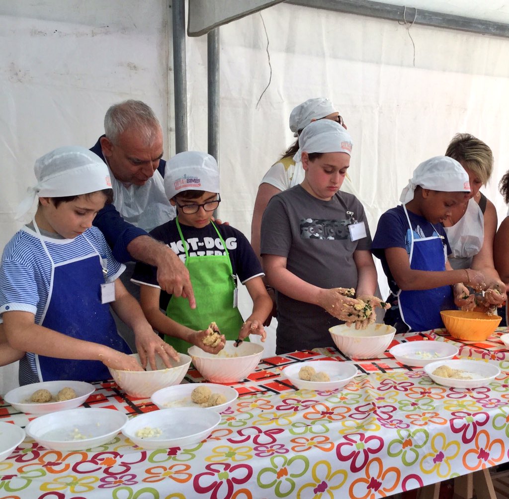 tfd_acqua's tweet image. #breadway le vie del pane a #Bari #maggioallinfanzia🌸👫 join the #foodparty2018🇬🇧piccoli chef con le mani in pasta😉