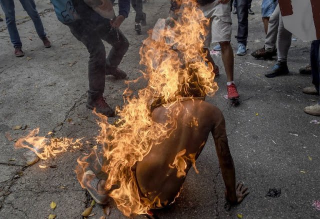 AFROTVB_Oficial's tweet photo. @cafunga80
Hoy 20 de mayo se cumple un año del brutal asesinato de Orlando Figueras, nosotros los afrodescendientes votamos para que jamás se  repita una barbarie criminal como ésta #AfrosVotanPorVenezuela https://t.co/gbbU8si2iX https://t.co/Hcn9GI5NMJ