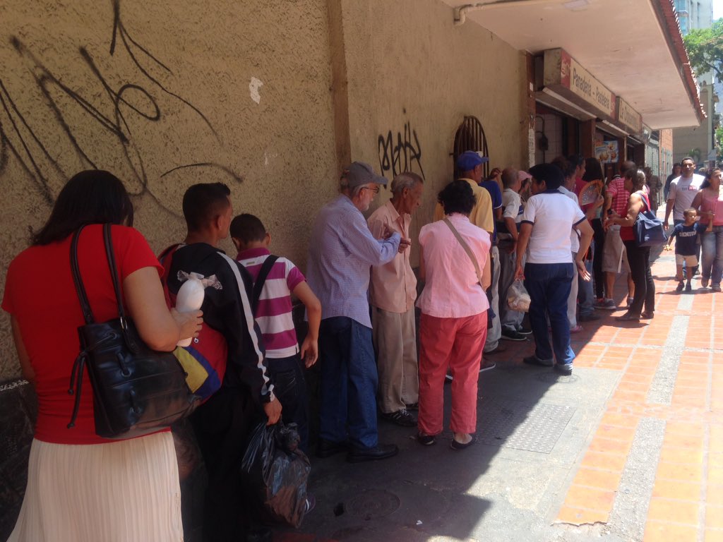Huelga enemigo Llave Jessica Viloria on Twitter: ""Lo único que hay hoy es cola para comer", afirma José Colmenares, en fila para comprar pan frente a la plaza de La Candelaria https://t.co/4q9GfpyHtN" / Twitter Huelga enemigo Llave Jessica Viloria on Twitter: ""Lo único que hay hoy es cola para comer", afirma José Colmenares, en fila para comprar pan frente a la plaza de La Candelaria https://t.co/4q9GfpyHtN" / Twitter