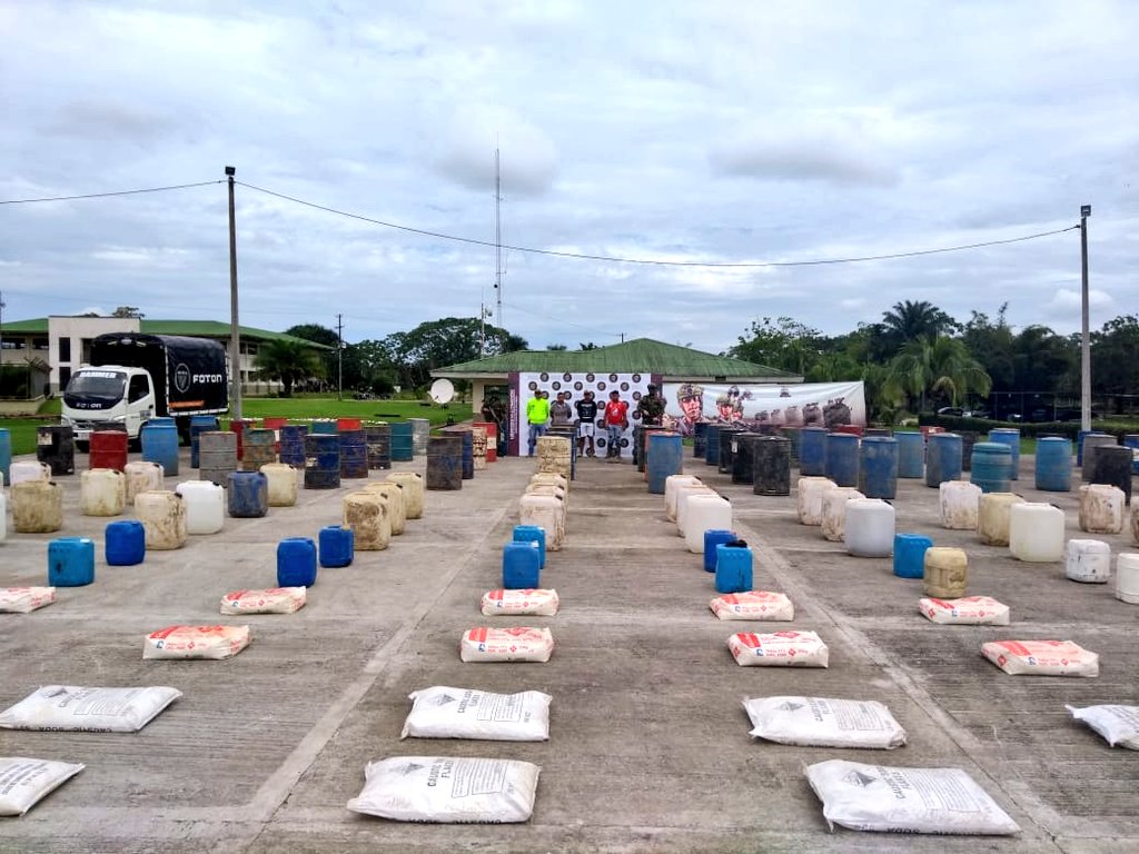 Ejercito_Div6's tweet photo. Las intensas Operaciones ofensivas desarrolladas en #Putumayo por los #SoldadosHorus del #Baloc27 dejan en las últimas 24 horas la captura de 3 sujetos y la incautación de insumos para el procesamiento de alcaloides 1000 k de soda cáustica y 4765 de insumos líquidos y un camión https://t.co/HHKv4EVmLf
