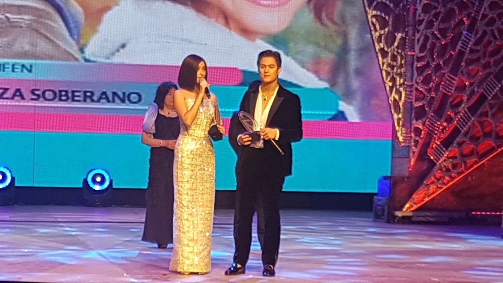 immobboss's tweet photo. I remember Bea Alonzo said the box office award was for her the most memorable. Because people paid to watch for your movie. Hard earned money to give you this award. Now, Liza and Enrique are legit KING AND QUEEN OF BOX OFFICE. #GMMSFBOKQLizQuen / #LizQuenBoxOfficeKingAndQueen https://t.co/I2NDwf7bAz