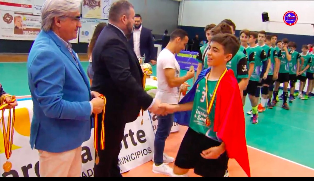 VoleiGalego's tweet photo. Rematou un vibrante #CEIMVB18 en @arousanorte! O @CvElche proclamouse 🏆campión de España🥇 tras superar 3-2 ao @Costadelvoley🥈 nun intenso choque. O bronce 🥉 foi para o @Voleibol_Petrer que gañou ao @ADVMiguelturra (3-0) Parabens a todos por un campionato inesquecible! https://t.co/4VQwWXHHnq