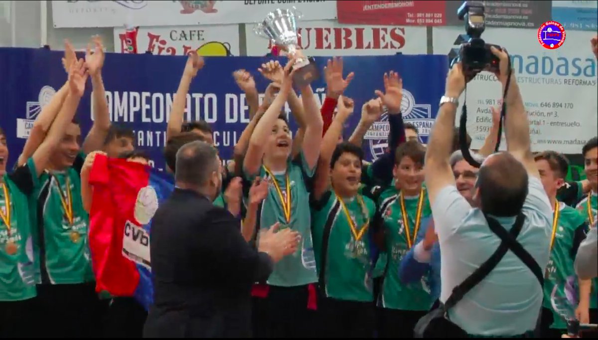 VoleiGalego's tweet photo. Rematou un vibrante #CEIMVB18 en @arousanorte! O @CvElche proclamouse 🏆campión de España🥇 tras superar 3-2 ao @Costadelvoley🥈 nun intenso choque. O bronce 🥉 foi para o @Voleibol_Petrer que gañou ao @ADVMiguelturra (3-0) Parabens a todos por un campionato inesquecible! https://t.co/4VQwWXHHnq