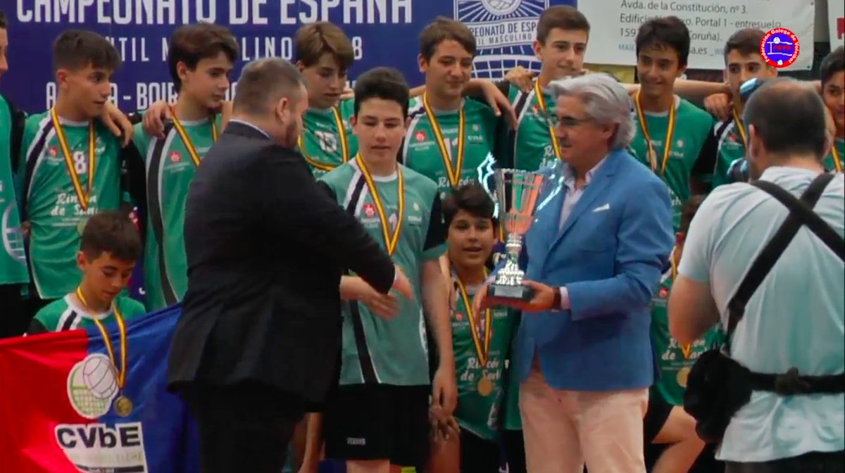 VoleiGalego's tweet photo. Rematou un vibrante #CEIMVB18 en @arousanorte! O @CvElche proclamouse 🏆campión de España🥇 tras superar 3-2 ao @Costadelvoley🥈 nun intenso choque. O bronce 🥉 foi para o @Voleibol_Petrer que gañou ao @ADVMiguelturra (3-0) Parabens a todos por un campionato inesquecible! https://t.co/4VQwWXHHnq