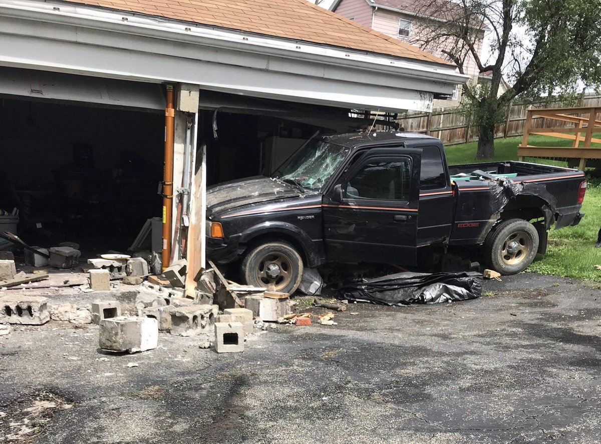 centralvfc147's tweet photo. This morning, 147RQ deployed the @Paratech_Inc Rescue Struts assisting @Station237 with a vehicle into a structure. #heavyrescue #rescuesquad #chiefmiller https://t.co/a33BhfiCe0