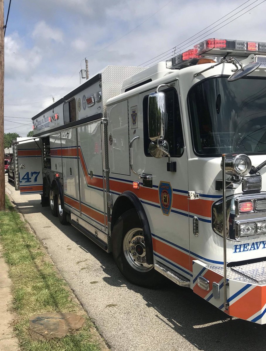 centralvfc147's tweet photo. This morning, 147RQ deployed the @Paratech_Inc Rescue Struts assisting @Station237 with a vehicle into a structure. #heavyrescue #rescuesquad #chiefmiller https://t.co/a33BhfiCe0