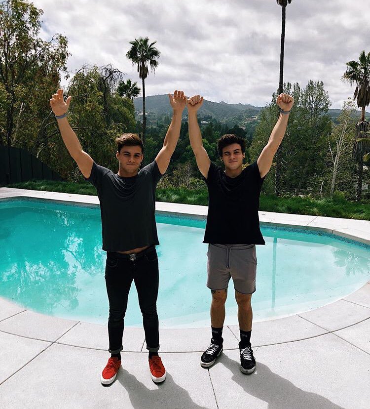angyyybear20's tweet photo. My #TeenChoice for:
#CHOICEINSTAGRAMMER
#ChoiceSnapchatter
#ChoiceMaleWebStar
#ChoiceMaleHottie
#ChoiceYouTuber
#ChoiceTwitter
Are the Dolan Twins
@GraysonDolan @EthanDolan https://t.co/UU4LUH873S