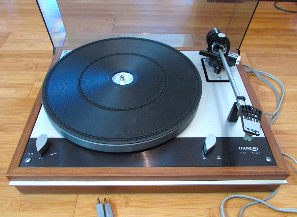 AstroPoulet's tweet photo. @Techmoan Just found this at a garage sale for $10 (Canadian).  Thorens TD-160. Can't help but feel this was an incredibly good price. Now I have to do some reading on exactly what this kit is all about. https://t.co/PhqE1npXBq