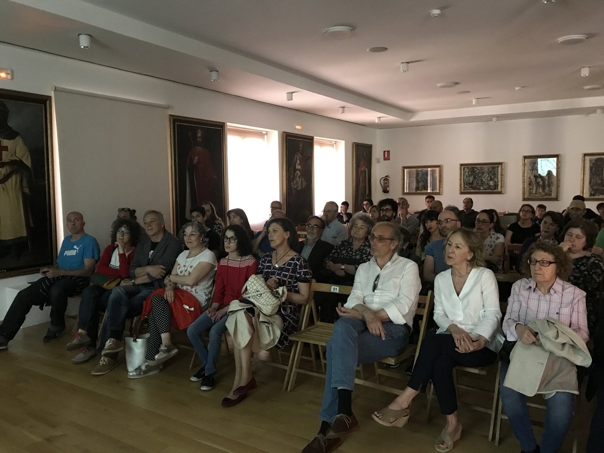 FeriaLibroLeon's tweet photo. Comienza la última actividad de la #FeriaLibroLeón18 😢 Isabel Medarde y Raquel de la Varga nos traen el cortometraje “El valor de escribir una historia”, rodado en gran parte en la librería Artemis. @Libreriartemis @BambaraZinema @LabBambara  #leonesp https://t.co/xf838WsueI