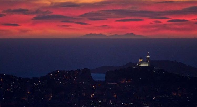 Elec_Universe's tweet image. Seeing Over the Horizon: On planet without atmosphere #PicduCanigou (9,130 ft) couldn’t be seen 165 miles from Marseille. On Earth the natural gradient of air pressure and density decreases from sea level to top of the atmosphere 1/2 epod.usra.edu/blog/2018/05/e… #AtmosphericRefraction