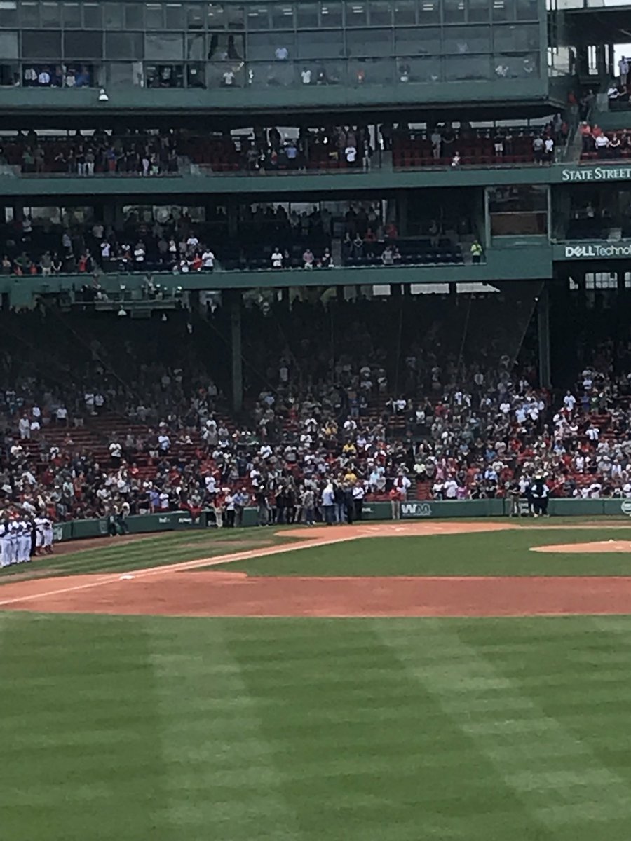 JamieLynn2109's tweet photo. oh hey @oakridgeboys fancy seeing you at fenway!!! #awesome #counteymusic #legends #loveit https://t.co/kAWRY22xmt