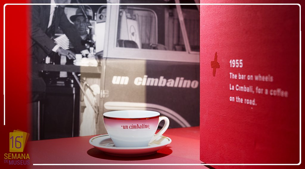 Você sabia que, no início dos anos 50, a expressão "Cimbalino" era sinônimo de #café de qualidade? 😉 Isso, provavelmente, veio quando apareceu "Con la Cimbali… un Cimbalino" nos painéis de acrílico das primeiras máquinas de alavanca da Cimbali​.
