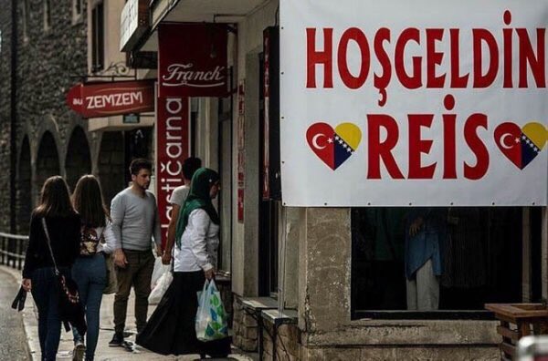 Dünya mazlumlarının gür sesi Cumhurbaşkanımız, Genel Başkanımız Sayın <a href="/RT_Erdogan/">rt_erdogan</a>, bugün coşkuyla karşılandığı Bosna-Hersek’te, Avrupa’da yaşayan kardeşlerimizle bir araya geldi. 
#WeAreErdogan