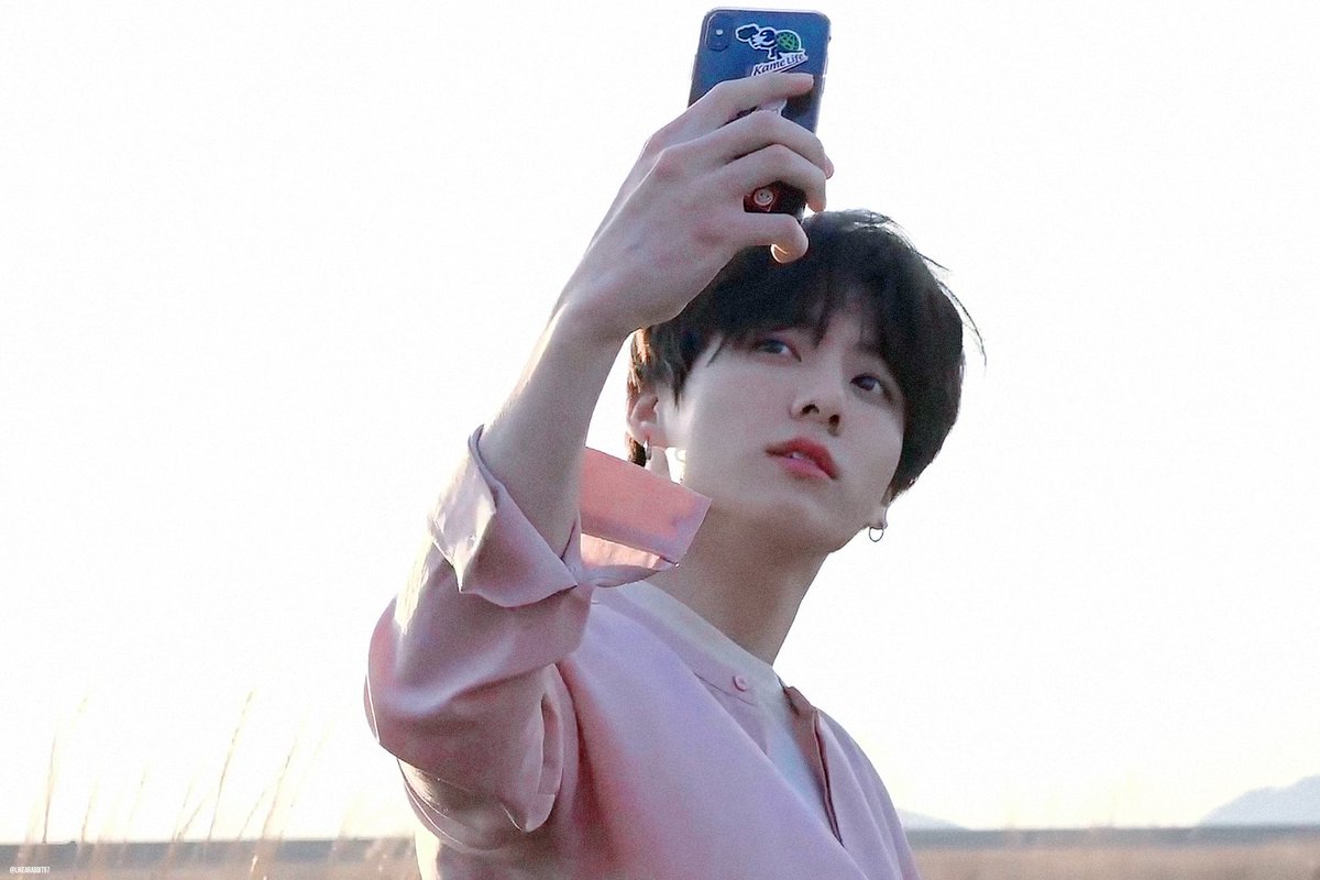 LikeaRabbit97's tweet photo. 남자는 핑크지! 분홍 토끼🐰🌸
#방탄소년단 #정국 #BTS #JUNGKOOK #iVoteBTSBBMAs @BTS_twt https://t.co/yQ5gvH1ifq
