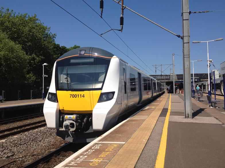 13milepost's tweet photo. Fleet stats for Monday 21st'run out' for #Thameslink Morning peak (inc GN) β‘οΈ9οΈβ£4οΈβ£#Class700 =5οΈβ£1οΈβ£x8 car <RLU> 4οΈβ£3οΈβ£x12 car <FLu> #RightTimeRailway β‘οΈ https://t.co/qc4MjgpeZu