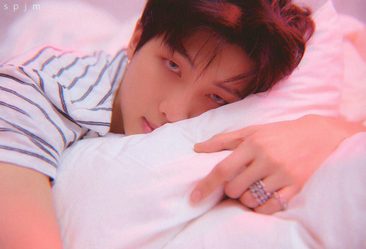 pogrebovskay's tweet photo. Можно ко мне в класс таких красивых?
#iVoteBTSBBMAs https://t.co/6imaHGu2ue
