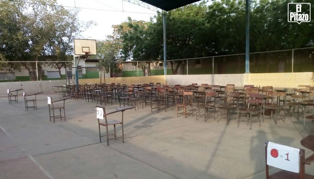 ElPitazoTV's tweet photo. #AHORA 7:13am #Zulia| Unidad Educativa FVM, en la parroquia Francisco Eugenio Bustamante, luce sin electores en cola. La votación comenzó a las 7.00am. Los pocos electores pasan directamente a las 9 mesas habilitadas  #20may #Cobertura20M - Vía @natalyaav https://t.co/kTeBO2HKG9 https://t.co/VrxZMHDMMU