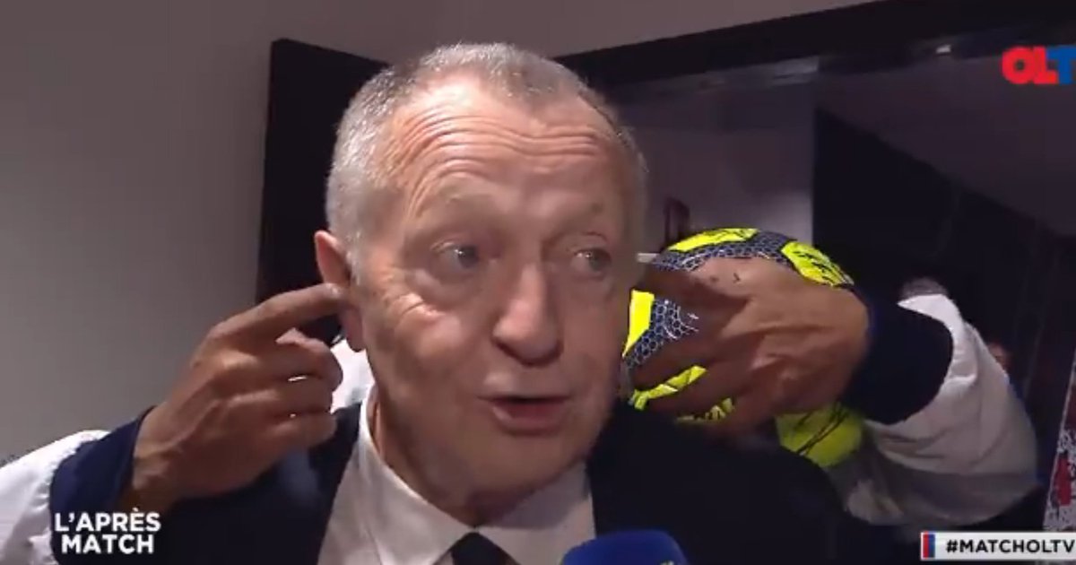 WinamaxSport's tweet photo. - Je vais prolonger Génésio pour 5 ans.
- Mais les supporters ne veulent...
- Désolé, j'ai les Beats By Depay dans les oreilles, je n'entends rien. https://t.co/19h5OprGJg