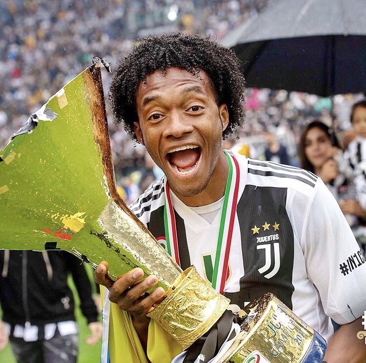 Cuadrado's tweet photo. Por que de el y para el son todas las cosas🙏🏾🙏🏾 gracias señor JESÚS por tantas bendiciones, toda gloria y honra para ti 👆🏾#ForzaJuve⚪️⚫️ Campeones 🏆7 #MY7H https://t.co/2cLu2oIXbv