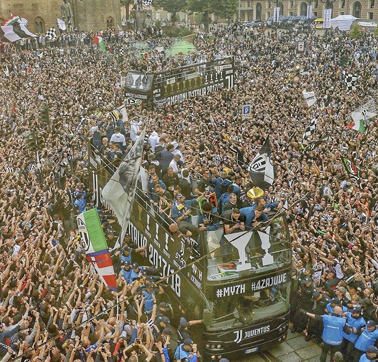 Cuadrado's tweet photo. Por que de el y para el son todas las cosas🙏🏾🙏🏾 gracias señor JESÚS por tantas bendiciones, toda gloria y honra para ti 👆🏾#ForzaJuve⚪️⚫️ Campeones 🏆7 #MY7H https://t.co/2cLu2oIXbv