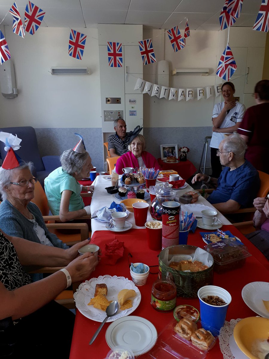 Mellyissa28's tweet photo. This is what it's all about ward 12 making a difference #makingtheirday #patientcare we ended the royal wedding celebrations with a sing song @SouthTees @South_Tees_TCVs @amthomas79 @slance0412 @NHerraghty @jofoster1973 https://t.co/EdT9ct3HfD