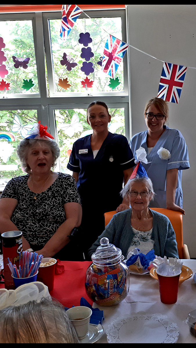 Mellyissa28's tweet photo. This is what it's all about ward 12 making a difference #makingtheirday #patientcare we ended the royal wedding celebrations with a sing song @SouthTees @South_Tees_TCVs @amthomas79 @slance0412 @NHerraghty @jofoster1973 https://t.co/EdT9ct3HfD