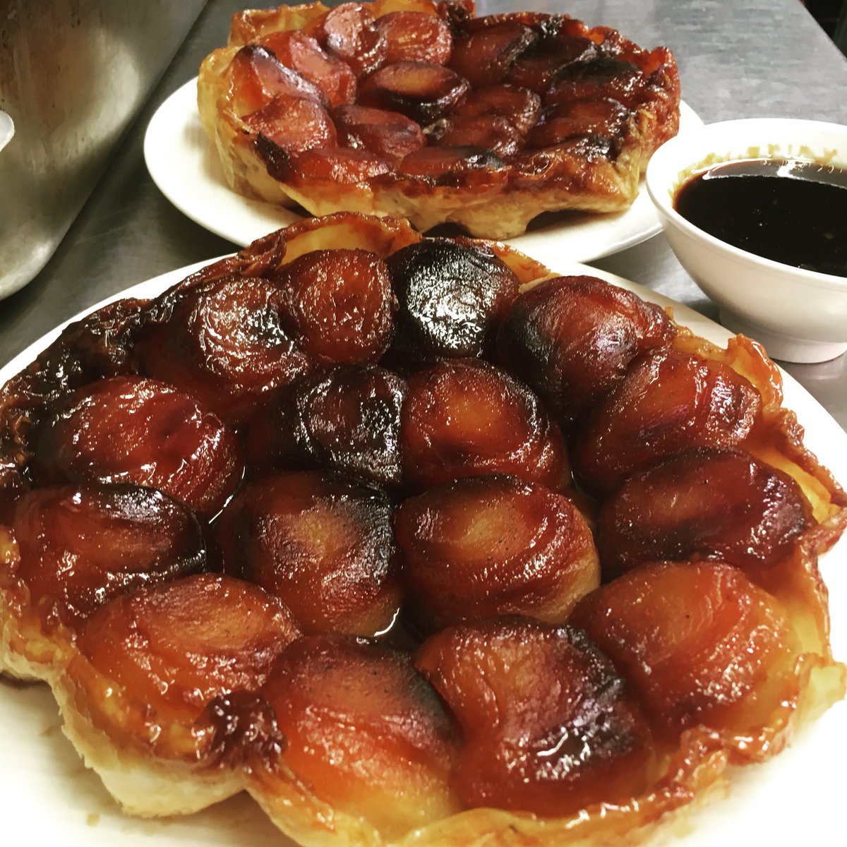 PhilThompson78's tweet photo. I do love Apple Tatin for Sunday lunch 😍#sundaylunchoutside #alfrescodining #alfrescolunch #terracedining #localbusiness #appletatin #independentrestaurant #thompsonstalbans https://t.co/6gYC4eDKYp