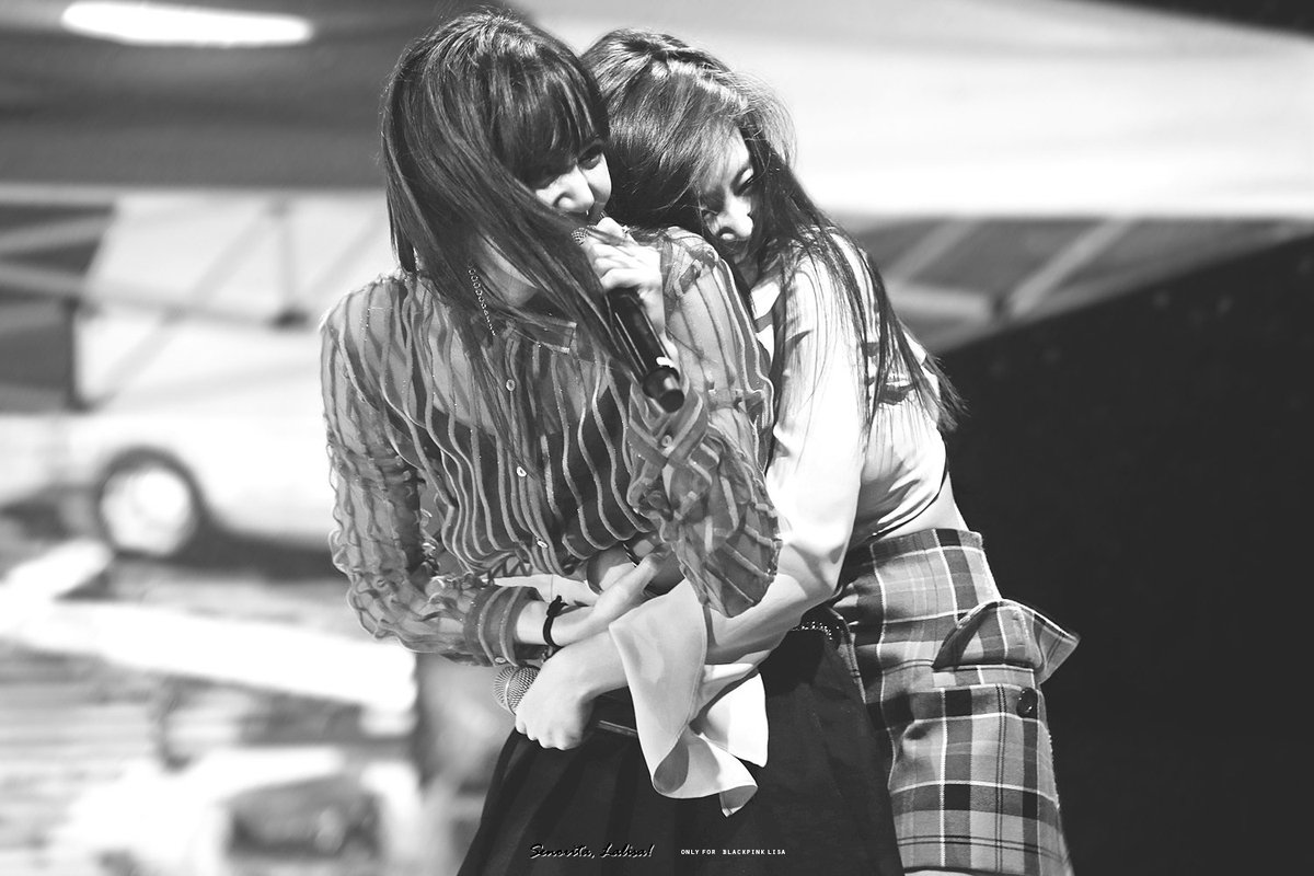 _S2_970327's tweet photo. girls don't cry 😘🖤💜
#블랙핑크 #리사 #제니 #BLACKPINK #LISA #JENNIE https://t.co/bnebeD99La