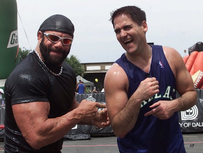 ten_bell_salute's tweet photo. 7 years ago today we lost the Macho Man. Here he is putting over the guns on @mcuban 💪🏻 #ripsavage 🙏🏻 https://t.co/sKoGg2Swz8