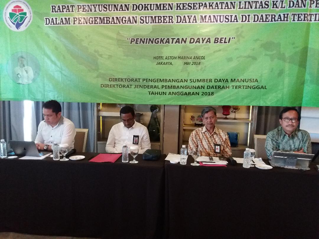 PSDM_Kemdes's tweet photo. Rapat penyusunan dokumen kesepatakan lintas kementerian/lembaga dan pemda dalam pengembangan SDM di daerah tertinggal oleh Ditjen PSDM yang diadakan di Jakarta, Selasa (8/5/18). https://t.co/mM5vlwYsTI