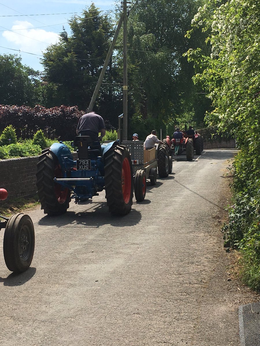 shropshockeymum's tweet photo. Shropshire living... #tractorjam 😎🚜 https://t.co/Jq7AyV1UVy