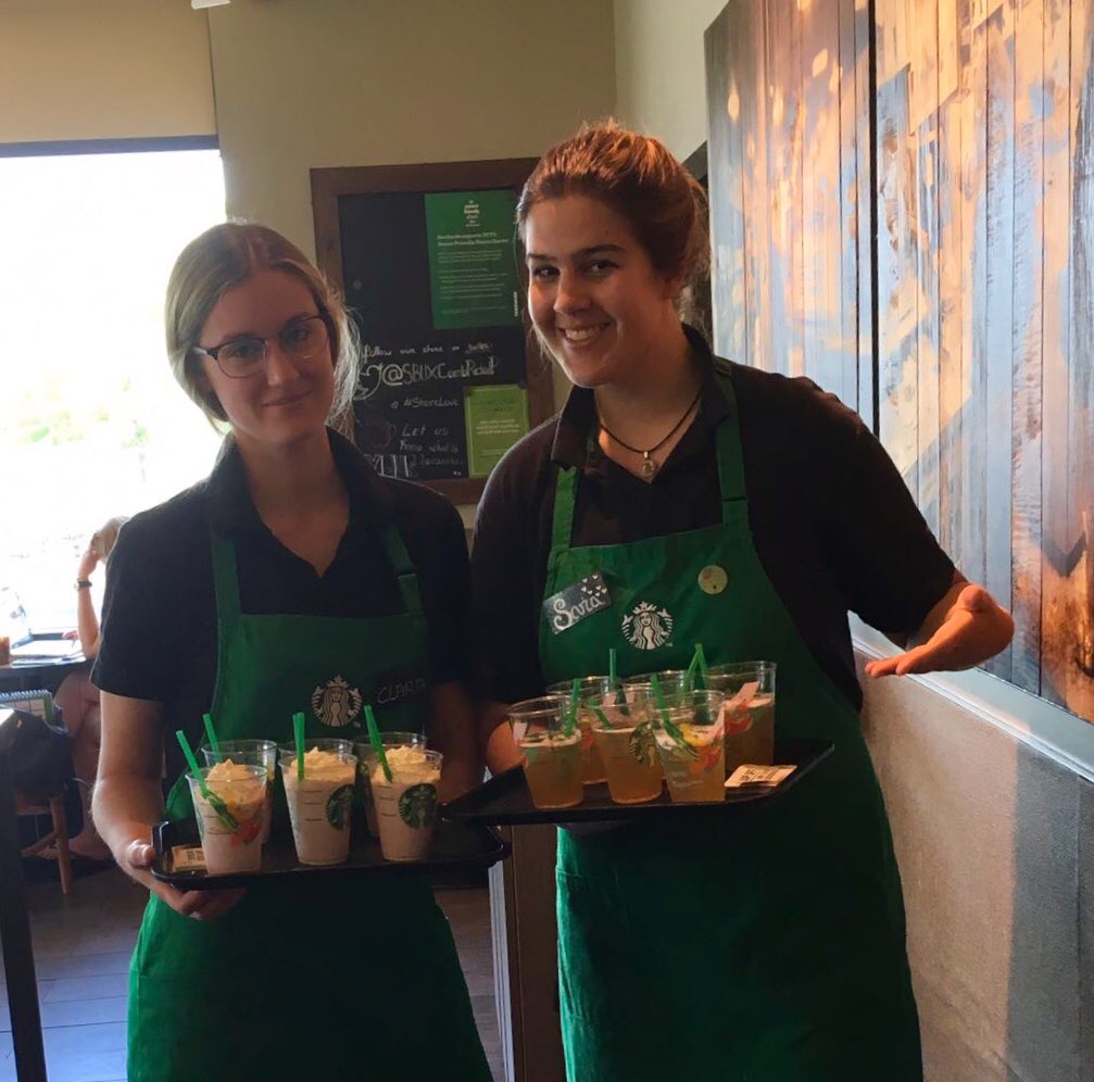 SBUXCambRetailP's tweet photo. Too hot outside? 🔥 Don’t worry! We are sampling some 🍑 ICED PEACH GREEN TEA LEMONADES and some 🍓 STRAWBERRIES AND CREAM FRAPS to everyone passing by our store! 

#Starbucks #RefreshingDrinks #PeachGreenTeaLemonade #StrawberriesandCream https://t.co/vysWZw2ZEE