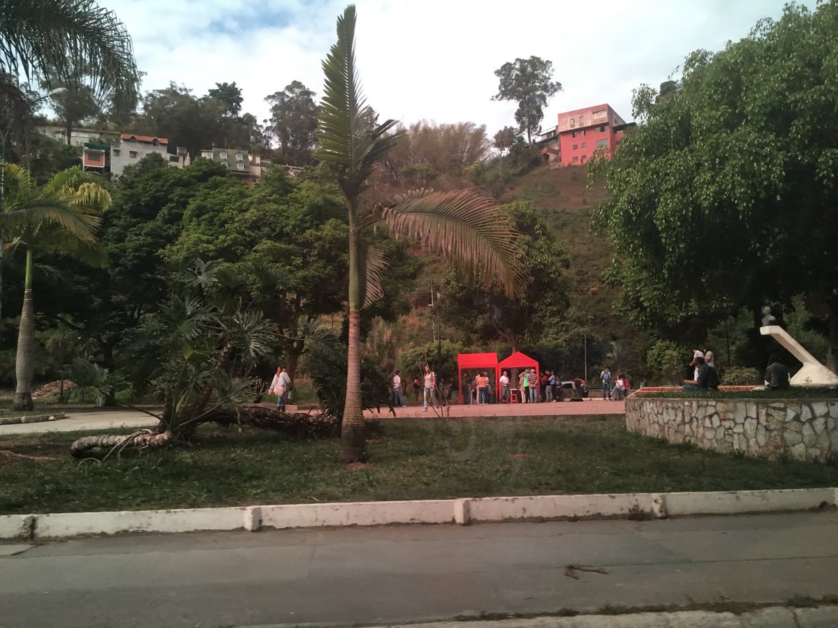 wilvermartinez's tweet photo. Montaña alta Carrizal Venezuela en una elección presidencial esto se desbordaba de gente @ElNacionalWeb @NoticiasVenezue @Juliococo @MariaCorinaYA https://t.co/BaYQJDxUIg