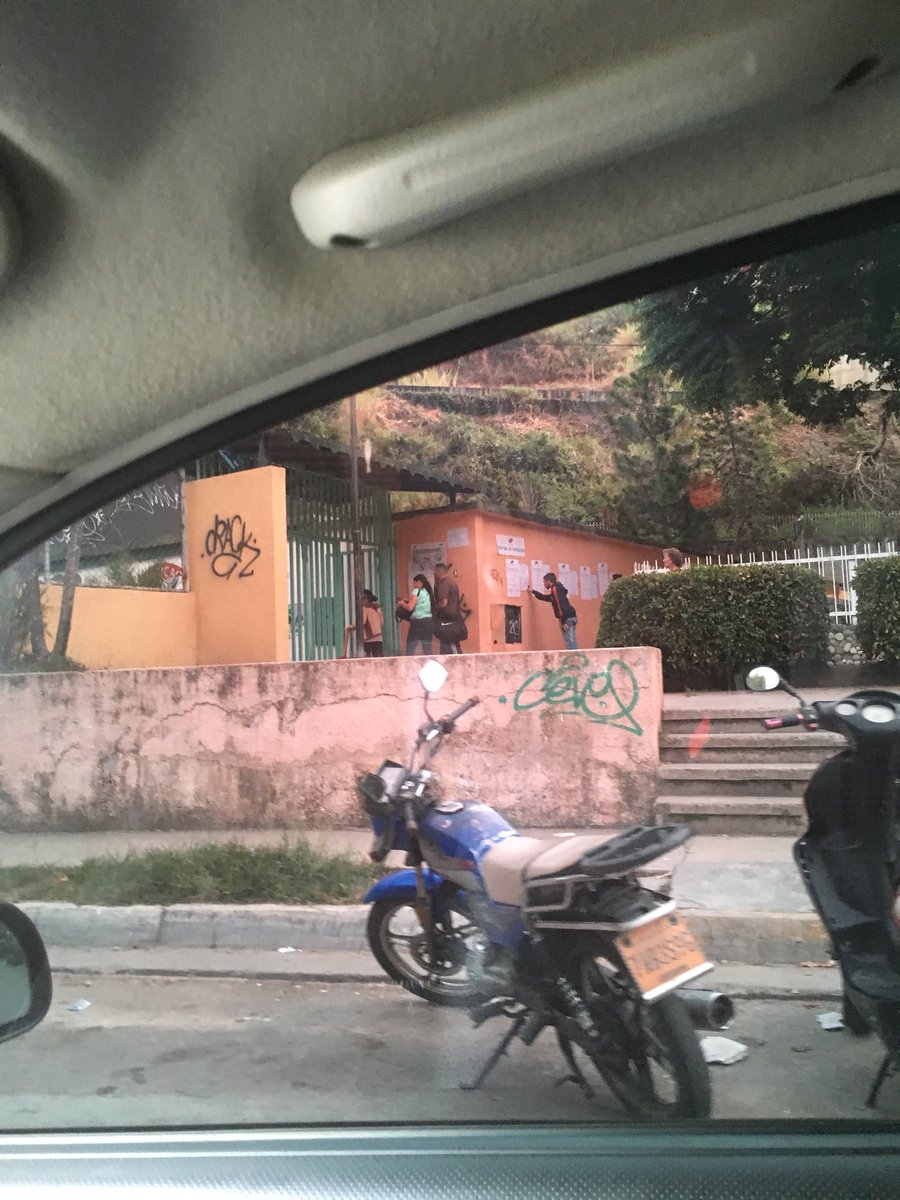 wilvermartinez's tweet photo. Montaña alta Carrizal Venezuela en una elección presidencial esto se desbordaba de gente @ElNacionalWeb @NoticiasVenezue @Juliococo @MariaCorinaYA https://t.co/BaYQJDxUIg