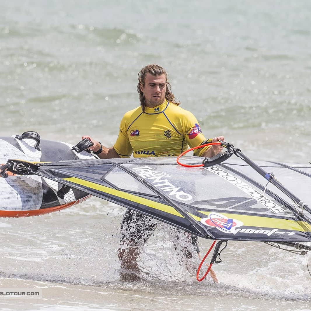 Ita160's tweet photo. Sometimes we fall and we do know why, but the main thing is do not give up and keep moving forward.
⚡⚡⚡ 
@point7windsurf @rrd_twitt @GardaTrentino @GActionGroup @VisitTrentino #atuono #ita160 https://t.co/wt2qZX0mn1