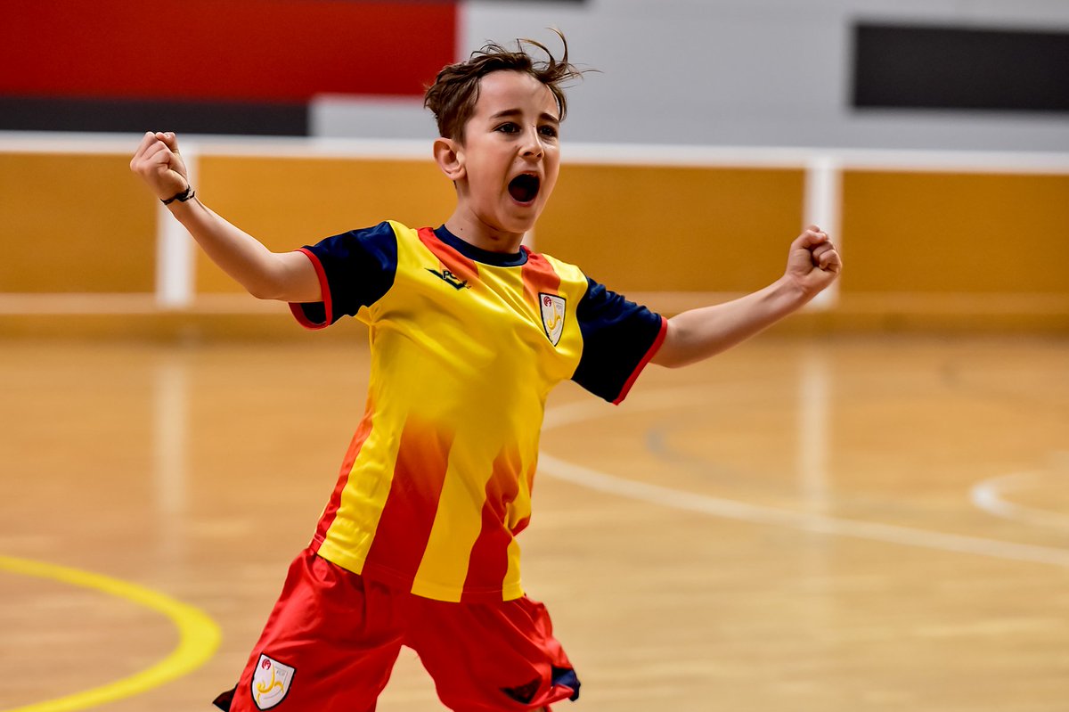 FCF_CAT's tweet photo. Catalunya Prebenjamí de Futbol Sala empata a tres deixant bones sensacions https://t.co/eyAFM3fmos #SeleccionsCATFS #PrebenjamiFS #Blanes https://t.co/UBUpnr7jJS