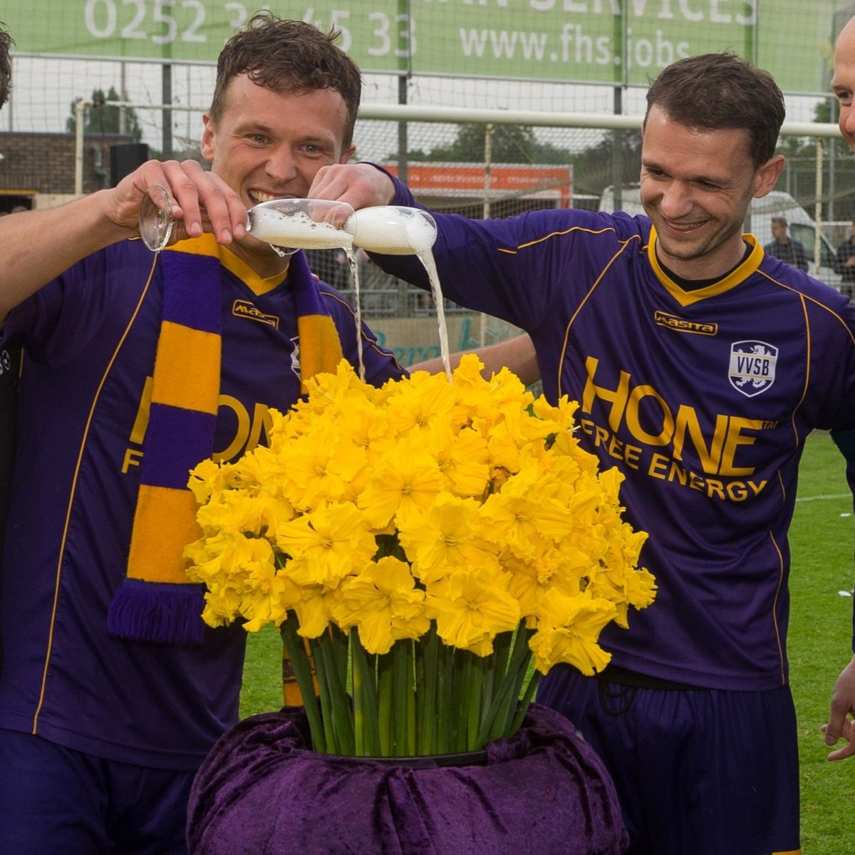 VVSB clubiconen Vladimir Jozic en Peet Slot doopten bij hun afscheid onze narcis Cupfighter. Zij speelden de hoofdrol in het bekersprookje van de Noordwijkerhoutse 'Bavo'. #trots