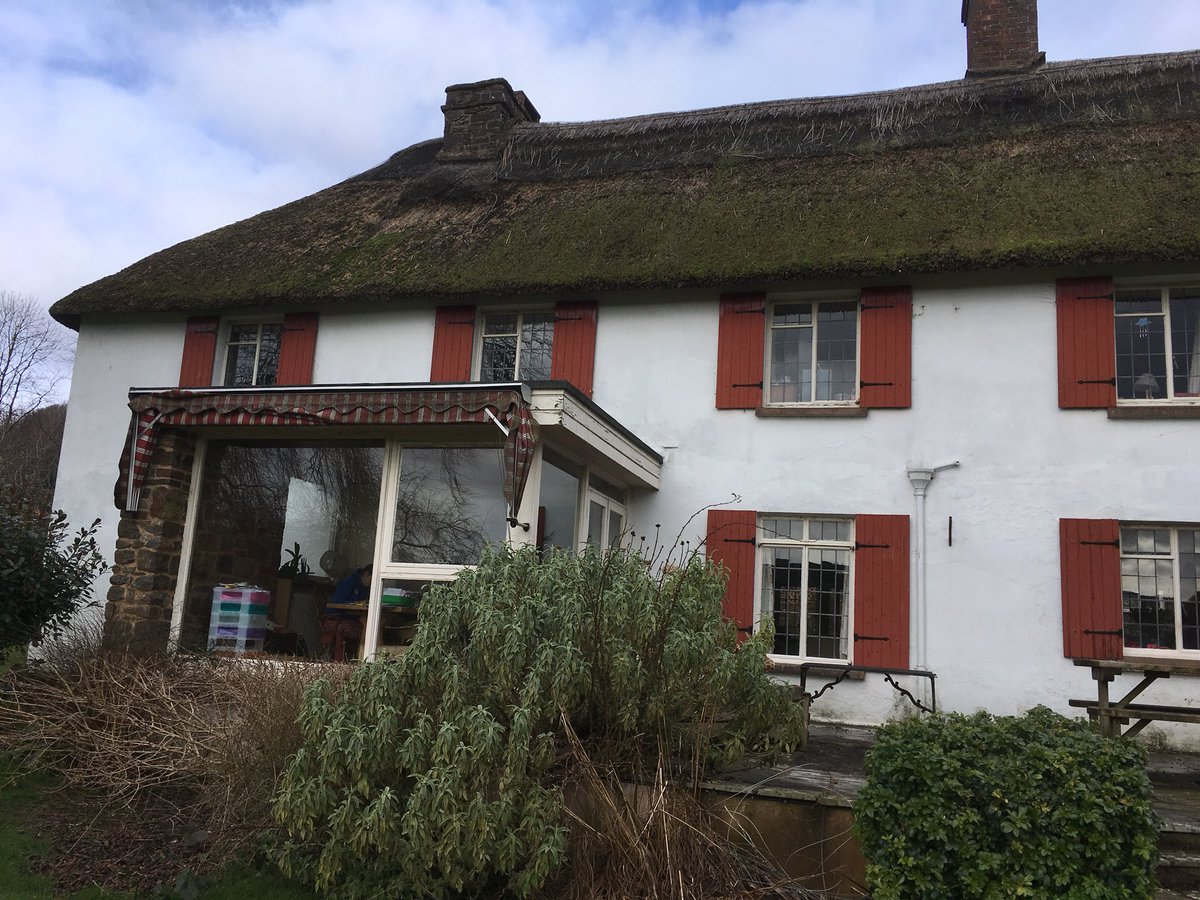 ThatchingLady's tweet photo. Before and after                            #westcountry #heritage #masterthatchers #thisgirlcan #thatching https://t.co/GtQq0fgMnx