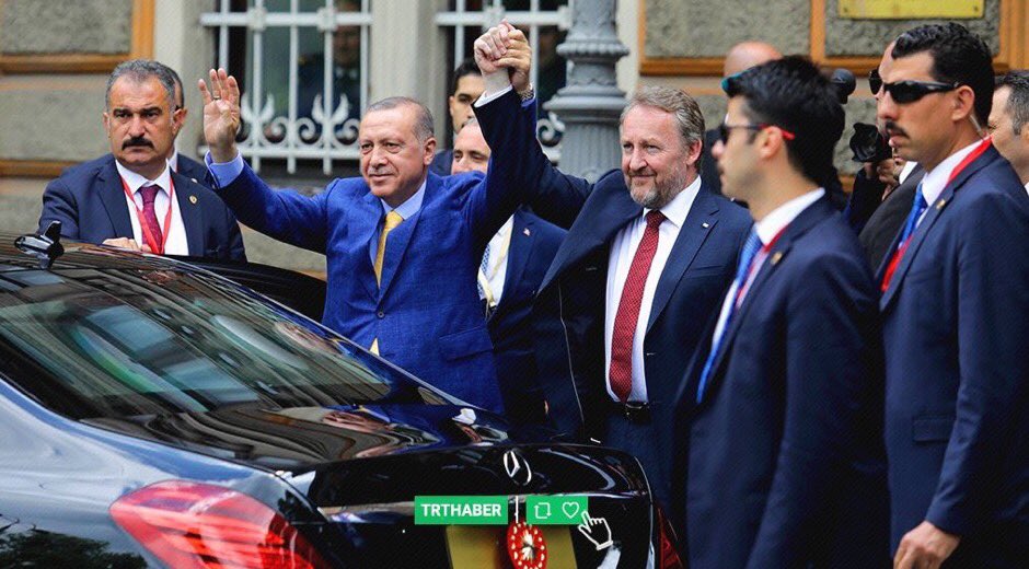 mustafaelitas's tweet photo. Sn Cumhurbaşkanımız: “Bosna'da şahsıma bazı kişiler tarafından suikast girişimi yapılacağı haberleri bana MİT tarafından ulaştırıldı.Zaten bu haber bana ulaştığı için şu an Bosna'dayım.Milletim buraya gelmişken ben gelmesem olmazdı. Biz çıktığımız yolda geri dönmeyiz"🇹🇷 https://t.co/dvqbhDf1PY