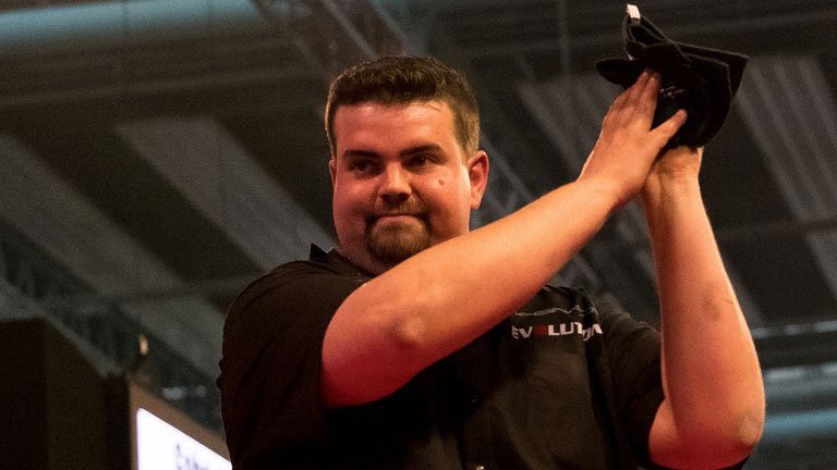 🇩🇪 Yesterday’s beaten finalist Gabriel Clemens in safely through to the last 32 with a 6-2 win over Martin Atkins! 

🎯 104.7 three-dart average!
🎯 60% checkout rate! 
🎯 2 maximums thrown! 

🤝 Gabriel will take on Michael Smith in the third round!